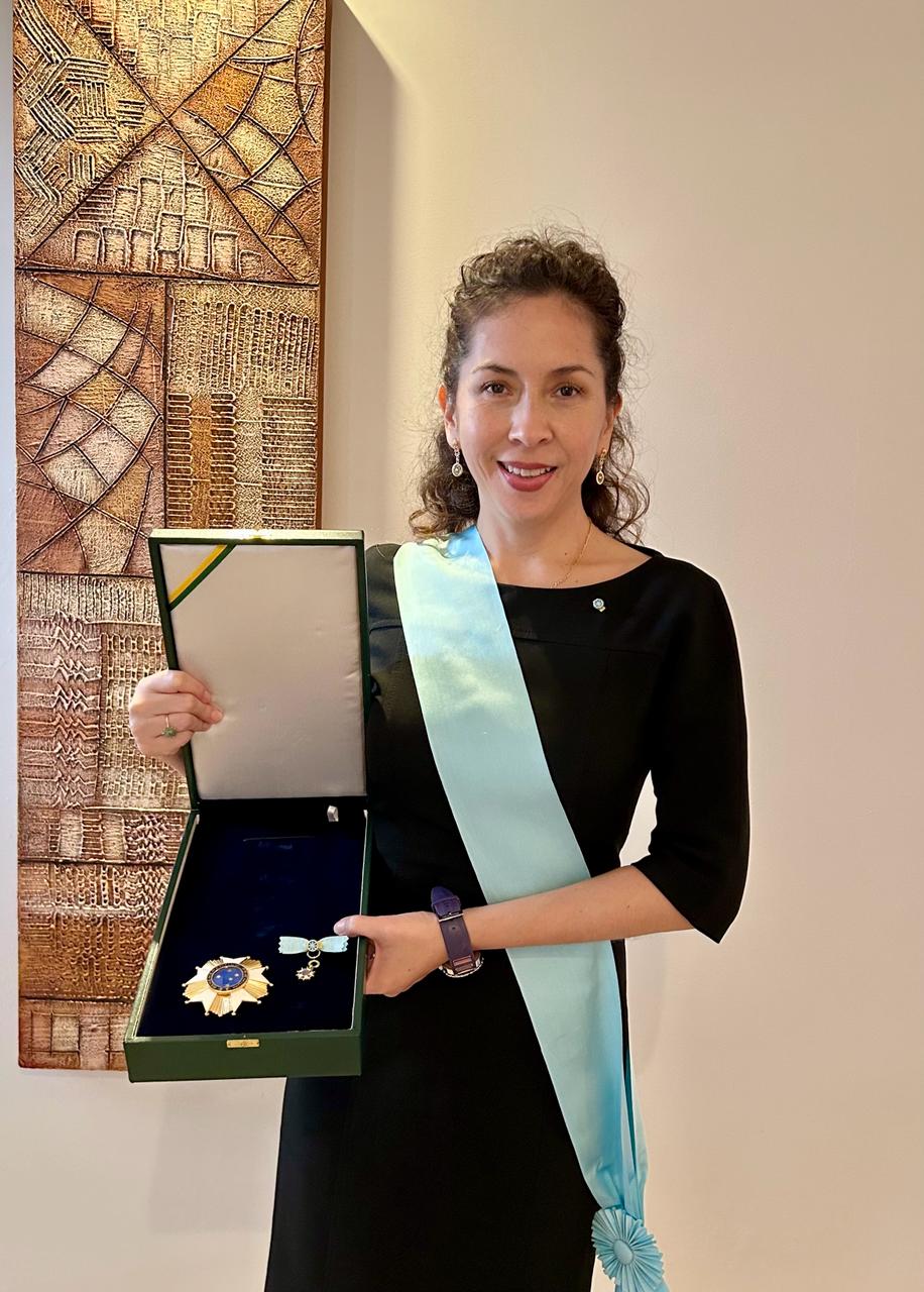 Alexandra Moreira é homenageada com a Grã Cruz da Ordem Nacional do Cruzeiro do Sul ao encerrar mandato na OTCA
